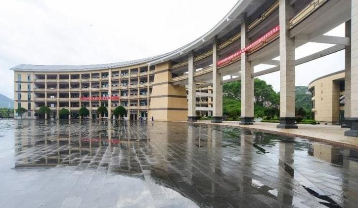 關嶺民族職業(yè)學校簡介