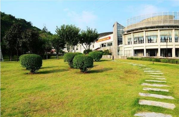 貴陽市烏當(dāng)區(qū)中等職業(yè)學(xué)校學(xué)校簡介