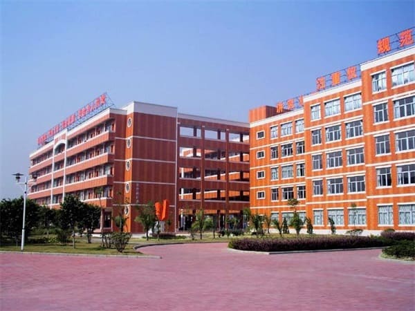 黔西南州神舟職業(yè)技術學校學校簡介