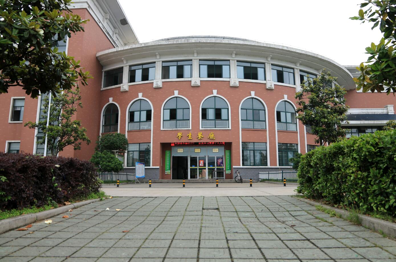 荊州市機械電子工業(yè)學(xué)校環(huán)境圖