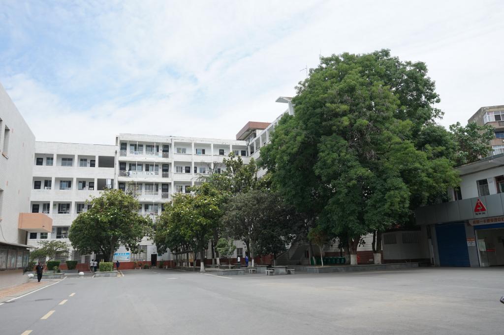 襄樊市工業(yè)學(xué)校環(huán)境圖