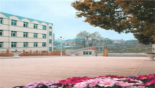 安順職業(yè)技術(shù)學院校門內(nèi)景