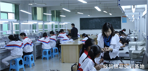 重慶機(jī)械高級(jí)技工學(xué)校實(shí)訓(xùn)設(shè)備圖片