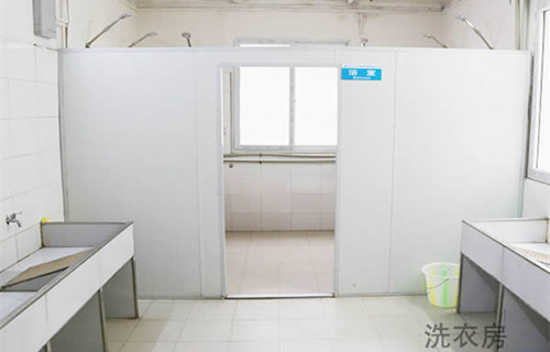 重慶建材技工學(xué)校洗衣房及浴室