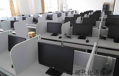 重慶建材技工學(xué)?，F(xiàn)代化的語音室
