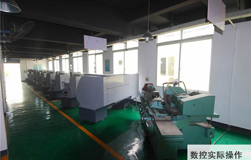 重慶聚英技工學(xué)校數(shù)控實際操作