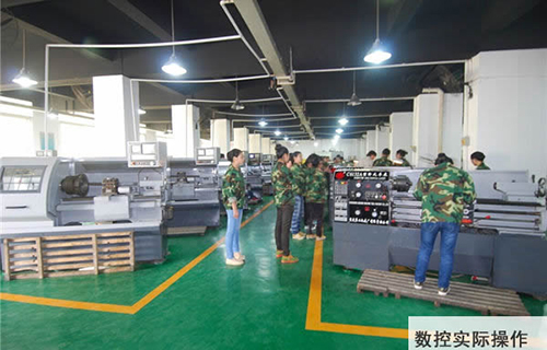 重慶聚英技工學(xué)校數(shù)控實際操作