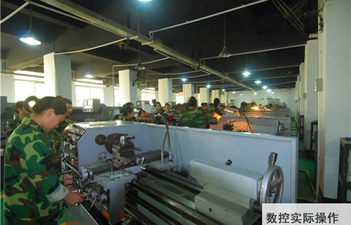 重慶聚英技工學(xué)校數(shù)控實際操作