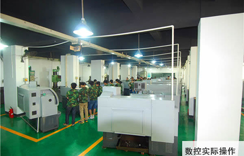 重慶聚英技工學(xué)校數(shù)控實際操作
