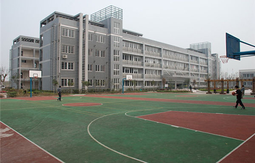 重慶公共交通技工學(xué)校籃球場實(shí)拍圖片