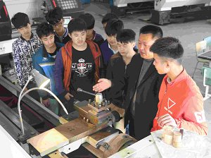 重慶潼南恩威職業(yè)高級(jí)中學(xué)校機(jī)械加工專業(yè)上課