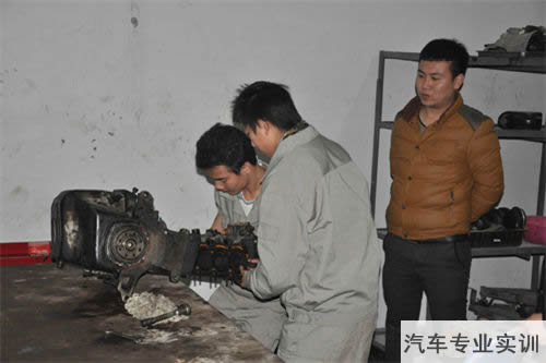 重慶現(xiàn)代信息工程學(xué)校汽車(chē)專(zhuān)業(yè)實(shí)訓(xùn)