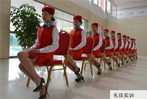 重慶竟成職業(yè)技術(shù)學(xué)校禮儀實(shí)訓(xùn)圖片
