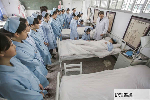 重慶渝東技工學(xué)校護理實操圖片