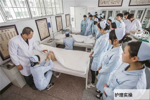 重慶渝東技工學(xué)校護理實操圖片