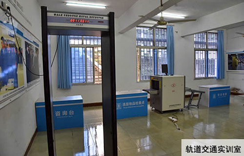 重慶紅春藤技工學(xué)校軌道交通實(shí)訓(xùn)室圖片
