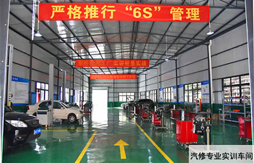 重慶紅春藤技工學(xué)校汽車(chē)專(zhuān)業(yè)實(shí)訓(xùn)車(chē)間圖片