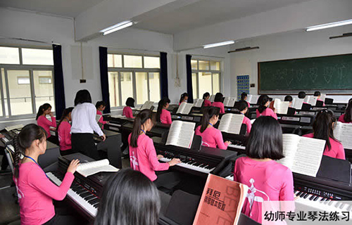 重慶紅春藤技工學(xué)校幼師專(zhuān)業(yè)琴法練習(xí)圖片