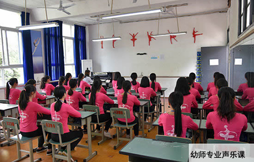 重慶紅春藤技工學(xué)校幼師專(zhuān)業(yè)聲樂(lè)課圖片
