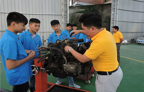 重慶新渝技工學校汽車專業(yè)實訓圖片