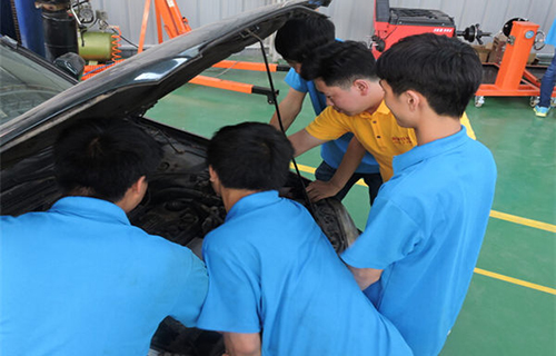 重慶新渝技工學校汽車專業(yè)實訓圖片