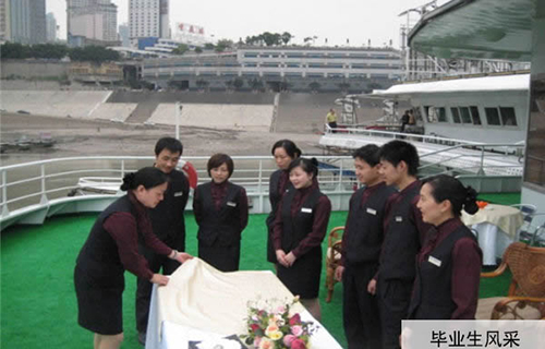 重慶航運旅游學校畢業(yè)生風采1