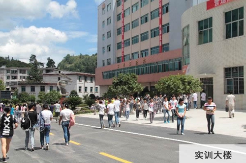 貴州電子信息高級技工學校(貴州電子信息技師學院)實訓大樓圖片