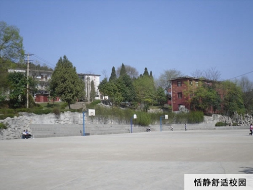 黔東南州工業(yè)學校(黔東南州高級技工學校)恬靜舒適的校園圖片
