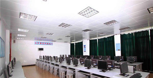 貴陽市白云區(qū)職業(yè)技術(shù)學(xué)校電子實訓(xùn)室