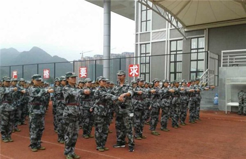 六盤水市軍事技能職業(yè)學(xué)校軍訓(xùn)2