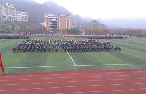 六盤水市軍事技能職業(yè)學(xué)校軍訓(xùn)3