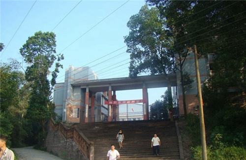 赤水市中等職業(yè)學(xué)校晨光普照的校門(mén)