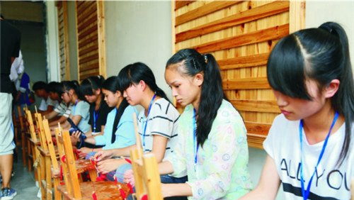 三都民族中等職業(yè)學校(三都職校)馬尾繡實訓課