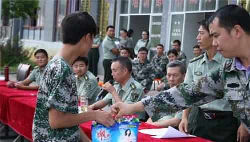 黔西南州英才職業(yè)技術(shù)學(xué)校軍訓(xùn)會(huì)操現(xiàn)場(chǎng)3