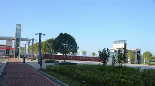 貴州省機(jī)械工業(yè)學(xué)校門(mén)口