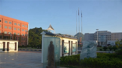貴州省機(jī)械工業(yè)學(xué)校思賢廣場(chǎng)2