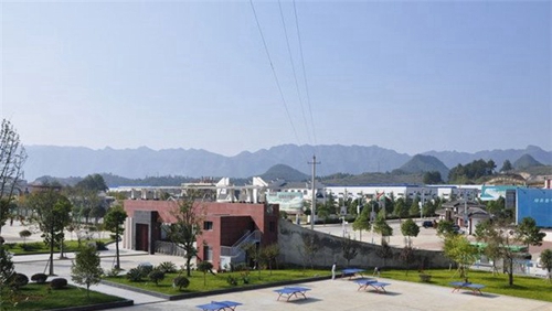 湄潭縣中等職業(yè)學校校門內(nèi)側(cè)