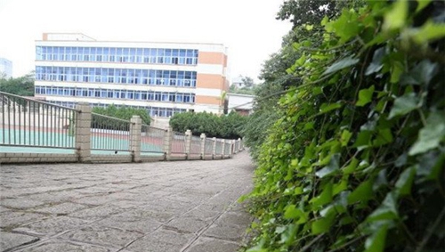 貴陽經(jīng)濟貿易中等專業(yè)學校校園一角1