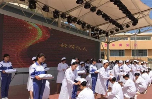 黔西縣中等職業(yè)學(xué)校(黔西職校)5.12國際護(hù)士節(jié)授帽儀式