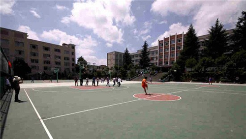 貴州省電子工業(yè)學(xué)校（貴州省機(jī)電技工學(xué)校）新建的籃球場(chǎng)3