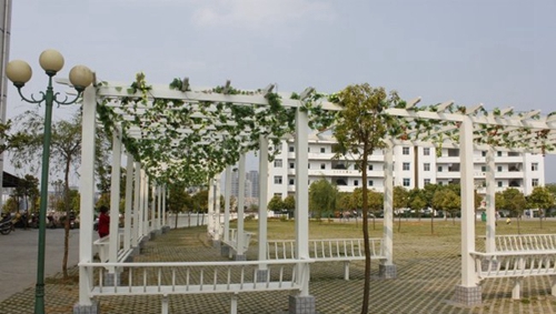 興仁縣民族職業(yè)技術(shù)學(xué)校休閑長(zhǎng)廊