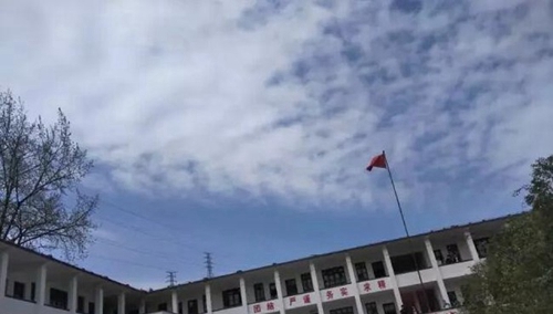 黔東南州凱旋工業(yè)學(xué)校國(guó)旗下的教學(xué)樓