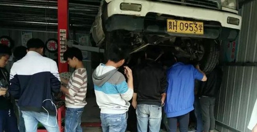 黔東南州凱旋工業(yè)學(xué)校汽修實(shí)訓(xùn)課