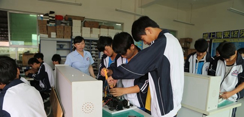 貴州省龍里中等職業(yè)學(xué)校電工操作實(shí)訓(xùn)