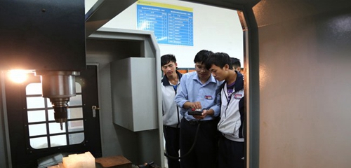 貴州省龍里中等職業(yè)學(xué)校數(shù)控車(chē)床實(shí)訓(xùn)