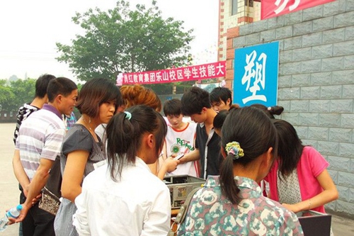 四川省樂山新世紀(jì)技工學(xué)校計算機組裝觀摩
