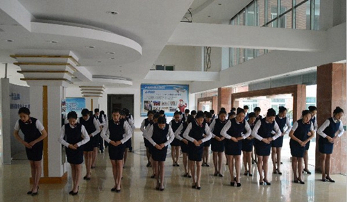 成都翔飛航空職業(yè)技術學校禮儀訓練
