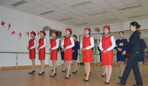 成都翔飛航空職業(yè)技術學校禮儀站姿訓練