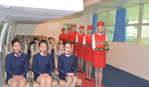 成都翔飛航空職業(yè)技術學校禮儀坐姿訓練