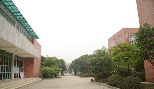 成都翔飛航空職業(yè)技術學校校園一角
